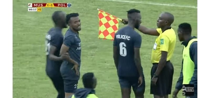 Abasifuzi 4 barimo ushinjwa kwiba Etincelles FC bahagaritswe igihe kinini