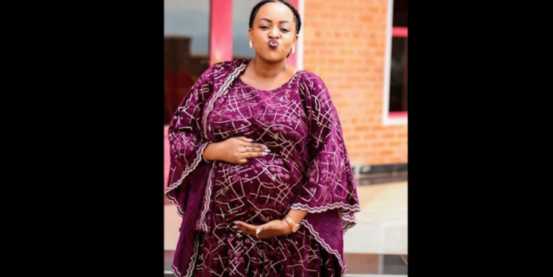 Aline Gahongayire yasubije abakomeje kwibaza niba atwite nkuko byagaragaye