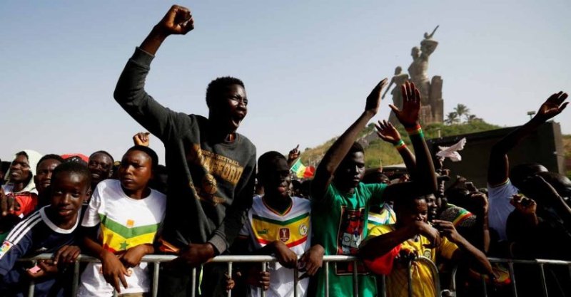 Perezida wa Senegal yishimanye n'abafana b'ikipe y'igihugu bateraniye imbere y'ibiro bye