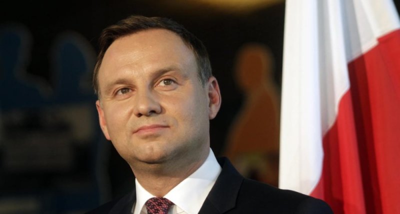 Perezida wa Pologne 'avugana' n'abapfuye