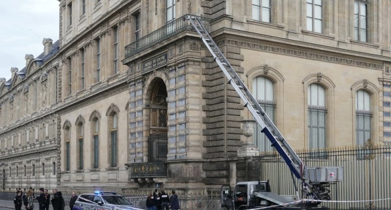 Abakekwaho gucucura Inzu Ndangamurage ya Louvre batawe muri yombi