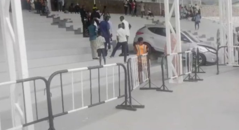 Imodoka yari ihitanye abantu muri Kigali Pele Stadium Imana ikinga ukuboko