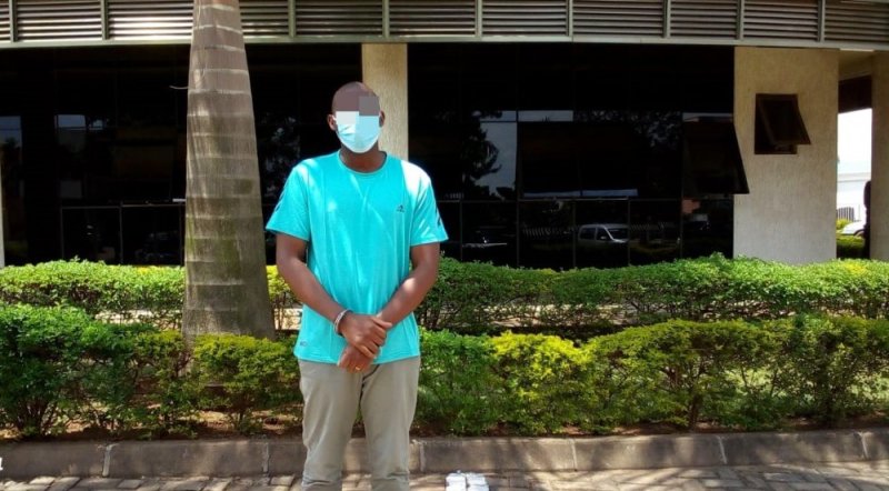 Polisi yerekanye umugabo wihaye ipeti rya ‘Lt Col'kugira ngo atire imodoka mu ruganda