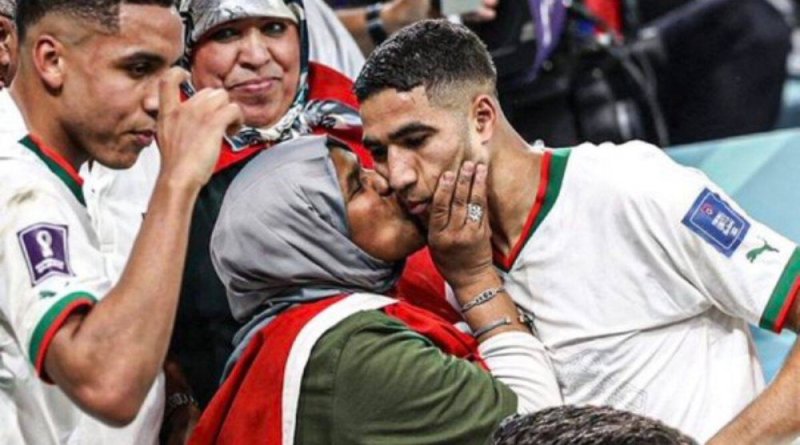 Achraf Hakimi yishimanye bidasanzwe n'umubyeyi we wabarwanyeho mu bukene