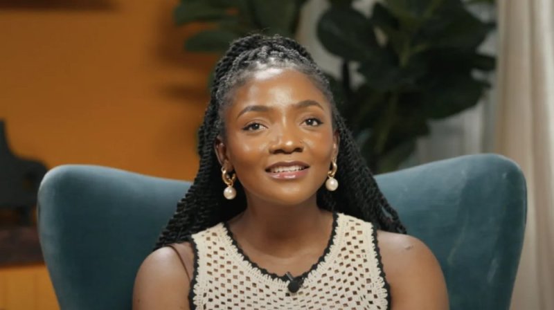 Simi yihanije abitiranya umwana we n'indirimbo ye