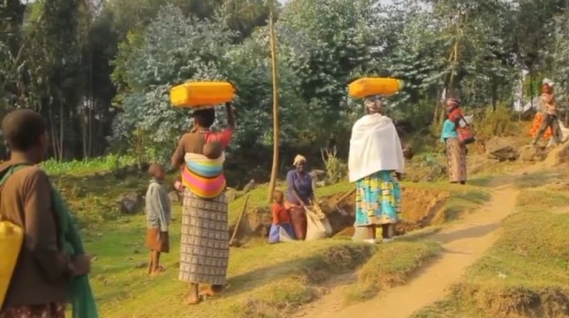 Burera: Ibura ry'amazi ryatumye ijerekani igura 300 Frw