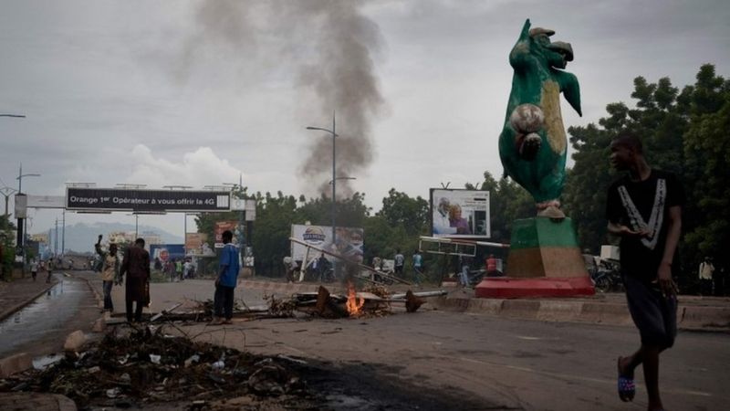 Mali: igitutu cy'imyigaragambyo cyatumye Perezida asesa urukiko rw'itegekonshinga
