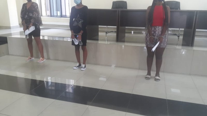 RIB yerekanye abakobwa 4 bakwirakwije ku mbuga nkoranyambaga amashusho yabo bambaye ubusa