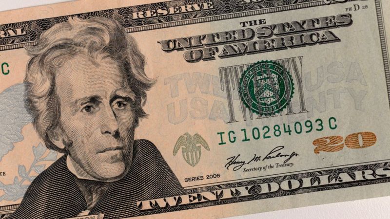 Yarohamye mu mugezi yashakaga gukuramo inoti ya $20 yari atayemo