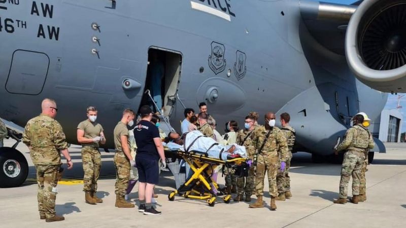 Umugore wo muri Afghanistan yabyariye umukobwa mu ndege ya US yari imuhungishije