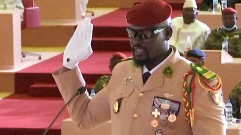 Col Mamady Doumbouya yarahiriye kuba Perezida wa Gineya w'inzibacyuho