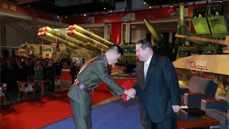 Perezida Kim Jong-un yarahiye kubaka igisirikare cyo kwivuna imigambi yose ya US