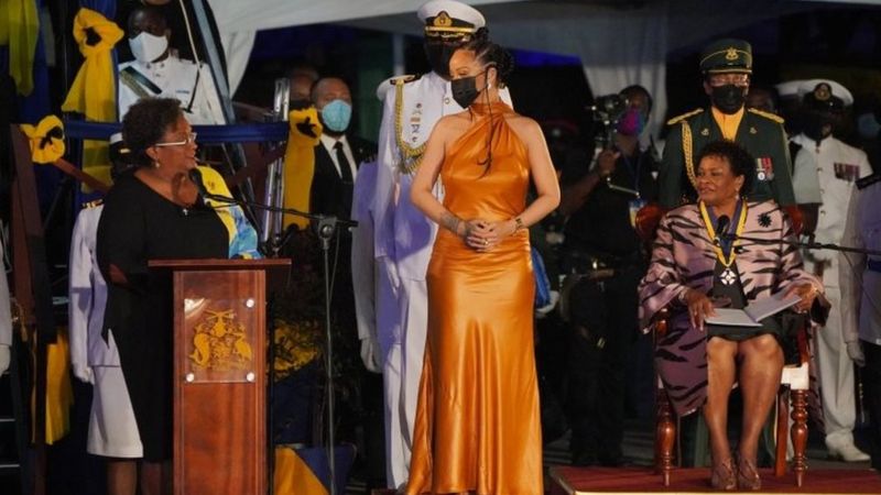 Rihanna yagizwe intwari ya Barbados cyiyomoye ku mwamikazi Elizabeth wa II