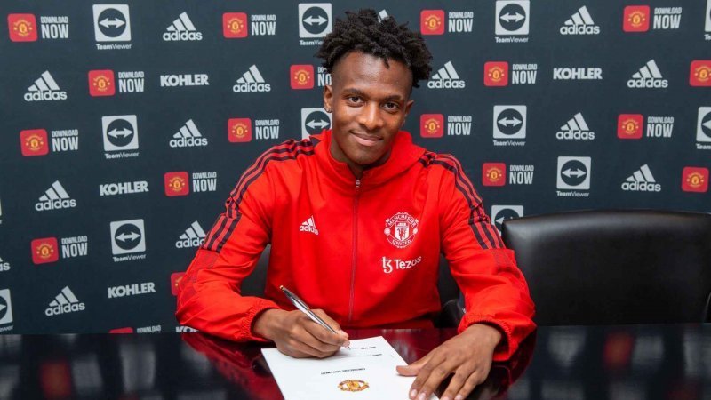 Umwana w'uwahoze ari Myugariro w'Amavubi Fritz Emeran Nkusi yongerewe amasezerano muri Manchester United