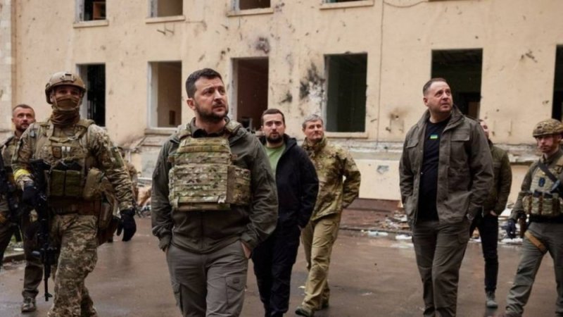 Perezida Zelensky yasohotse bwa mbere Kyiv asura ingabo ze ku rugamba 