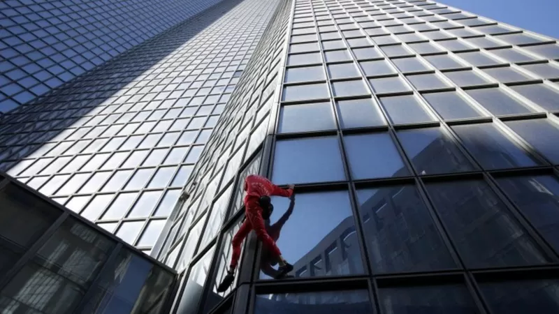 Spider Man w'Ubufaransa yuriye igorofa ndende cyane yizihiza isabukuru y'imyaka 60
