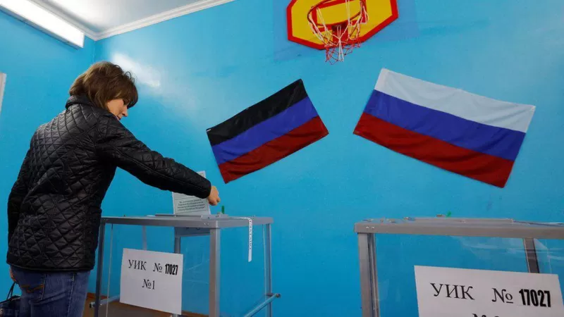 Uburusiya bwatangaje intsinzi mu matora ya kamarampaka bwakoze mu turere twa Ukraine bwigaruriye