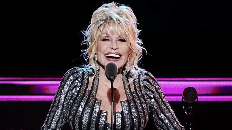Umuhanzikazi Dolly Parton yahawe igihembo cya miliyoni $100 n'umuherwe Jeff Bezos