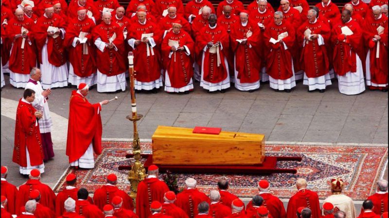 Papa Benedict XVI yashyinguwe mu muhango udasanzwe