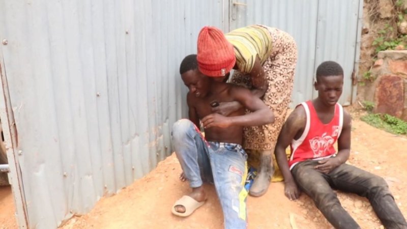 Gasabo: Umunyamahanga arashinjwa gukubita abasore babiri akabagira intere