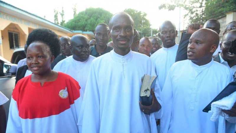 Wa mu pasiteri w'igishije ubuyobe bugahitana amagana hafatiriwe konti ze zigera kuri 155
