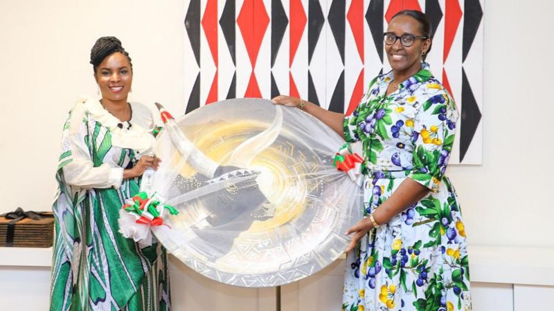 Ifoto y'umunsi : Jeannette Kagame na Angeline Ndayishimiye bahanye impano