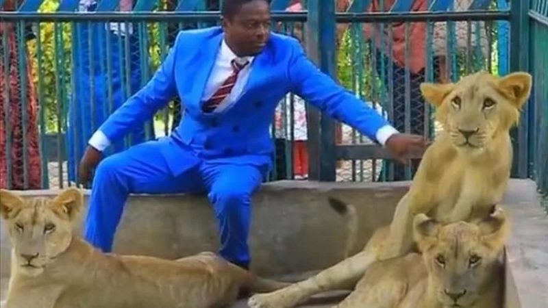 Ukuri kuri videwo y'umugabo bivugwa ko ari pasiteri wagaragaye akinisha intare