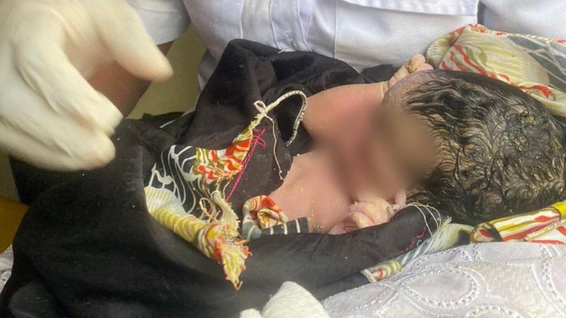 Umugore yabyariye muri gare benshi bacika ururondogoro