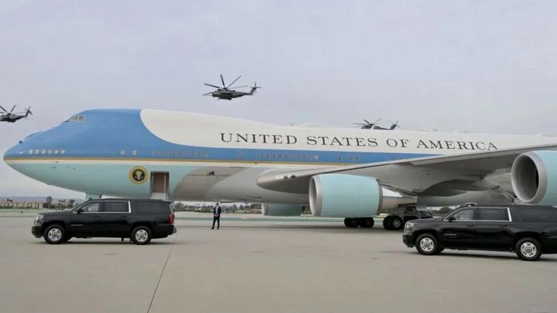 Abanyamakuru basabwe kutongera kwiba ibikoresho byo mu ndege ya Perezida wa USA
