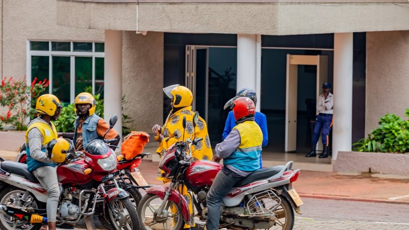 IFOTO Y'UMUNSI:Umwarimukazi yateze moto agiye gutanga kandidatire yo kuba Depite