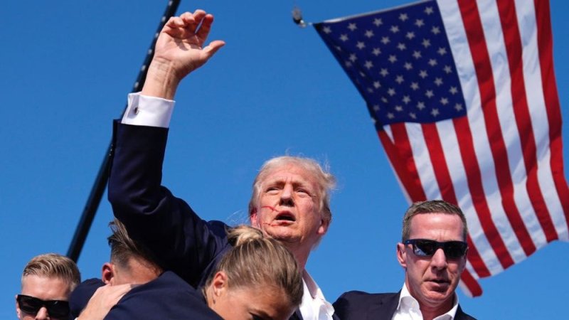 Donald Trump yashimye Imana nyuma yo guhushwa n'umwicanyi