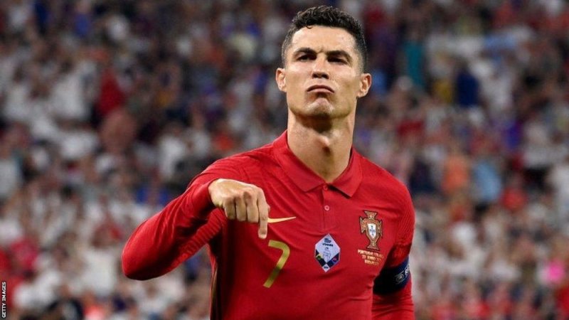 Cristiano Ronaldo yongeye kuyobora urutonde rw'abakinnyi ba ruhago binjiza agatubutse