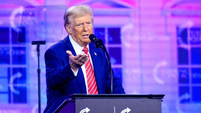 Donald Trump yarahiriye kwirukana mu gisirikare abihinduje igitsina
