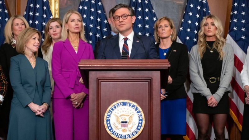 Amerika yaciye abihinduje ibitsina bose mu mikino