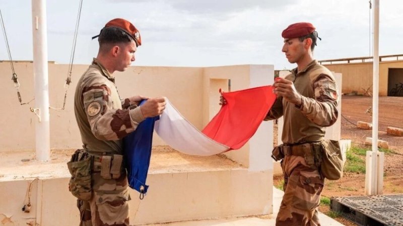 U Bufaransa bwashyikirije Sénégal ibigo bya gisirikare bibiri