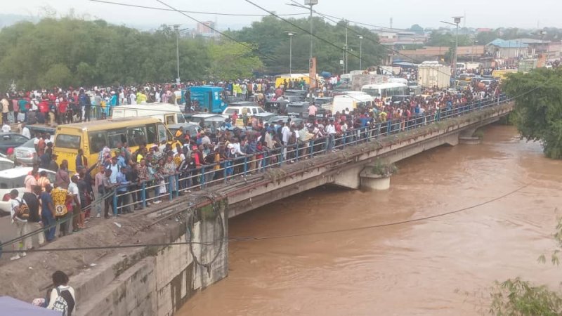 Kinshasa: Abantu ibihumbi n'imodoka baheze ku kiraro cya N'djili kuva kuwa Gatandatu