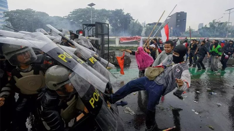 Indonesia: Abaminisitiri batanu birukanywe nyuma y'imyigaragambyo yaguyemo abantu 10