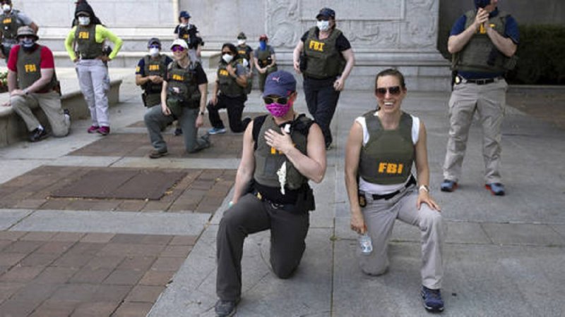 FBI yirukanye abakozi bayo bafotowe bari mu nkundura ya 'Black Lives Matter'