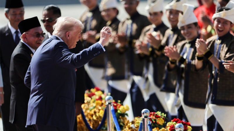 Malaysia:Trump yatunguranye acinya akadiho yishimana n'abaje kumwakira