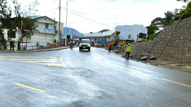 Batatu bubakaga umuhanda Karongi-Kiziba bagwiriwe n'urukuta