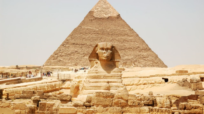 Misiri: Abagabo batatu bafashwe bifotoreza kuri pyramide bambaye ubusa