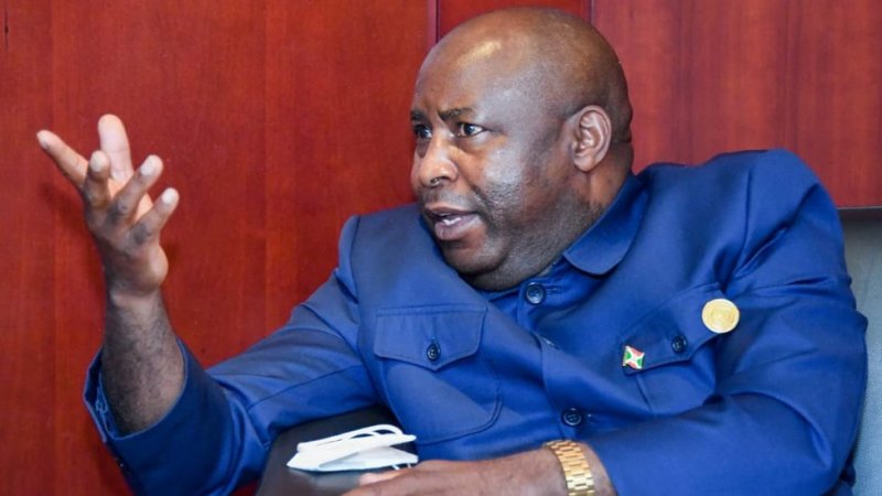 Perezida Ndayishimiye yikomye abanga kumugira inama bagamije ko ayobora nabi