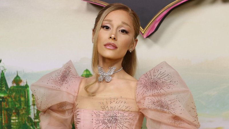 Ariana Grande Yafashe Umwanya wa Mbere Nyuma yo Guteguza Album Nshya “Petal”