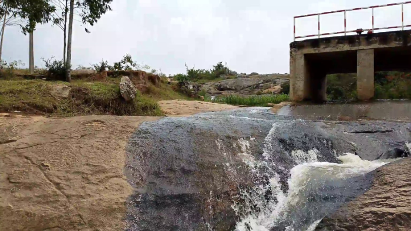 Ikiraro gihuza Muhanga na Ruhango cyangiritse cyahagaritse ubuhahirane