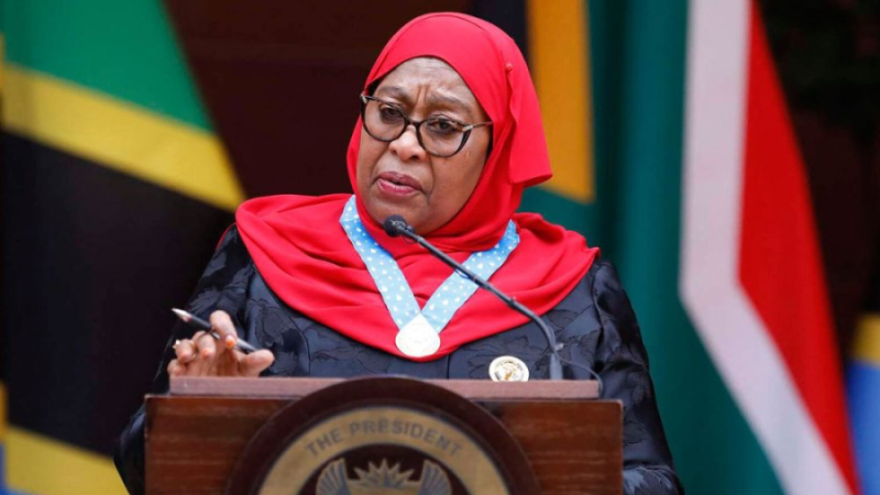 Perezida Suluhu yagabanyije imodoka zimuherekeza, asaba abayobozi kugenda muri bisi
