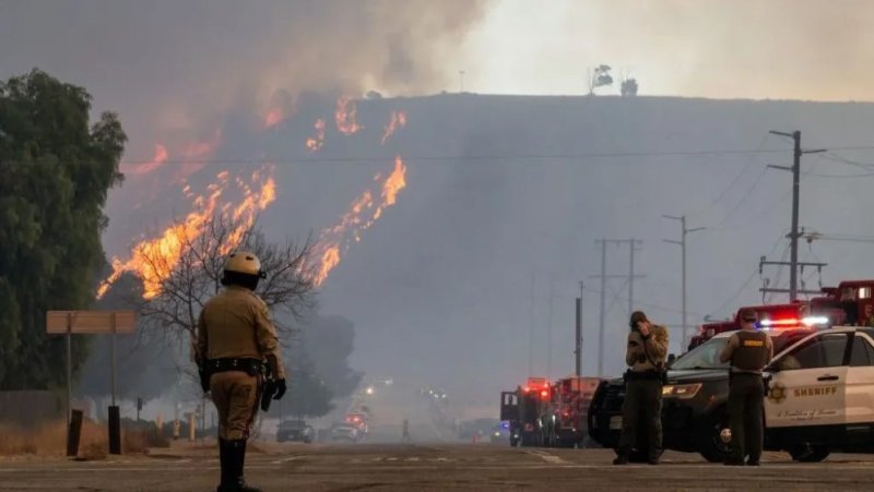 I Los Angeles hadutse indi nkongi y'umuriro, abarenga ibihumbi 31 basabwa guhunga