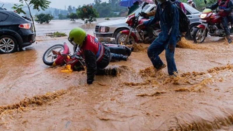 Kigali: Imvura yahitanye abantu 3 barimo umumotari washakaga kuramira moto ye [Yavuguruwe]
