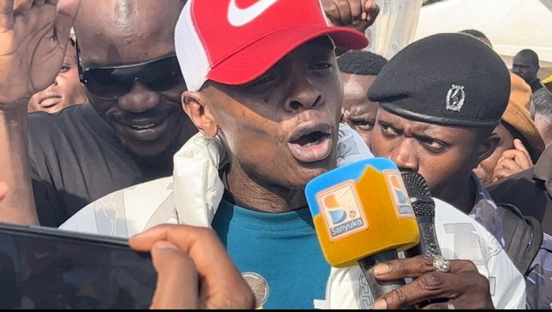 Chameleone arasabwa gusaba imbabazi umumotari aherutse gukubita kubw'umutekano w'igitaramo afite
