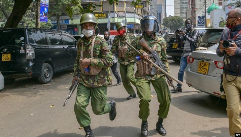 Kenya: Umupolisi yishe abantu 6 arangije ariyica