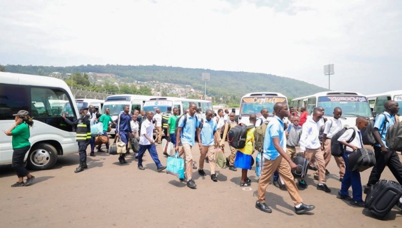 Abatwara ibinyabiziga n'abandi bagenzi basabwe korohereza abanyeshuri bagiye mu biruhuko